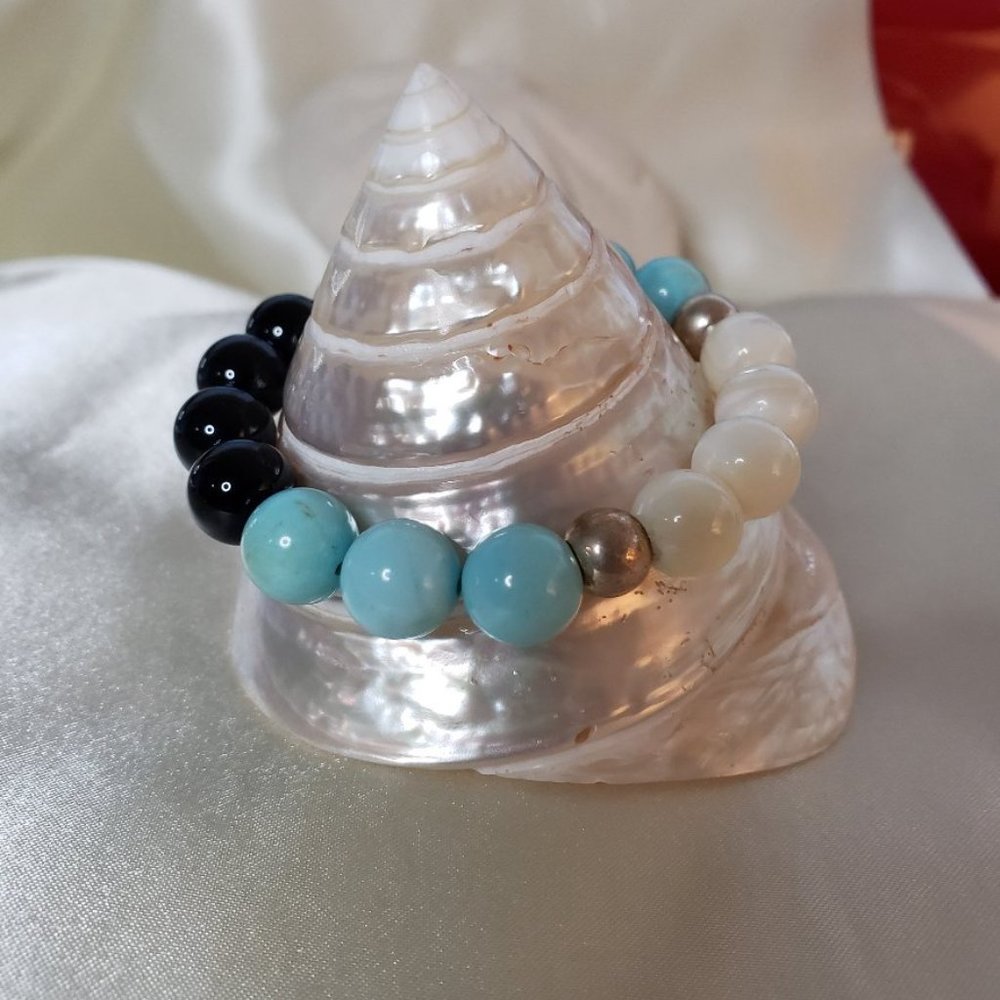 Turquoise, mother of pearl, & black onyx bracelet - Picture 5 of 5